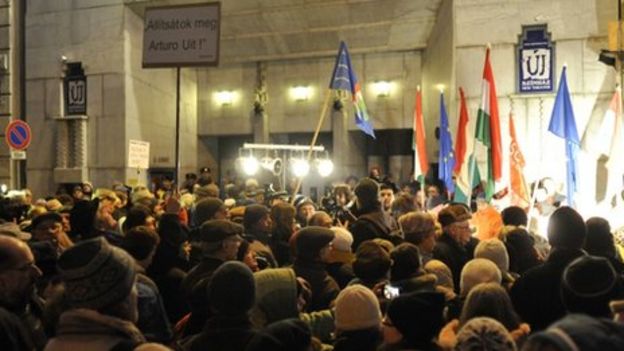 Jobbik rally against World Jewish Congress in Budapest - BBC News