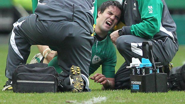 Conor Murray feels the pain after suffering his knee injury against France