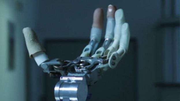 'Handroid' breakthrough for injured marine Dominic Lovett - BBC News