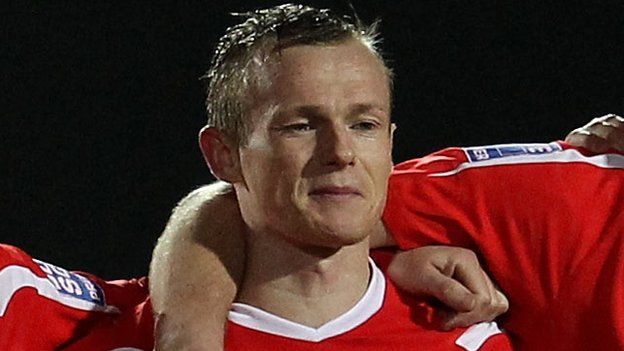 Dean Keates and Rob Ogleby sign new Wrexham contracts - BBC Sport