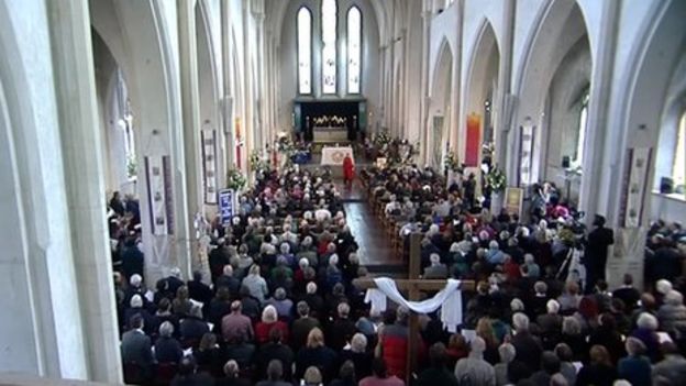 Sinking of Titanic remembered across England - BBC News