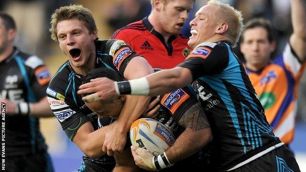 Dan Biggar a Hanno Dirksen yn dangos eu gwerthfawrogiad o gais Kahn Fotuali'i