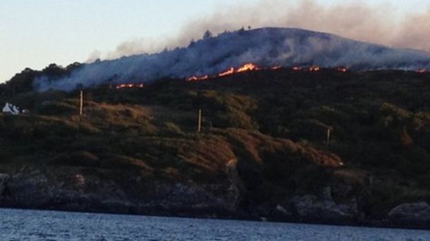 Colonsay residents flee as wild fire breaks out on island - BBC News