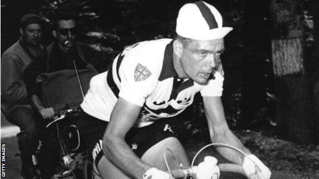 Brian Robinson: Cycling legend, 83, knocked off bike - BBC News