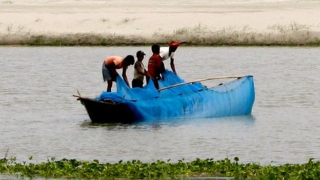 Fight to save endangered Indian dolphin - BBC News