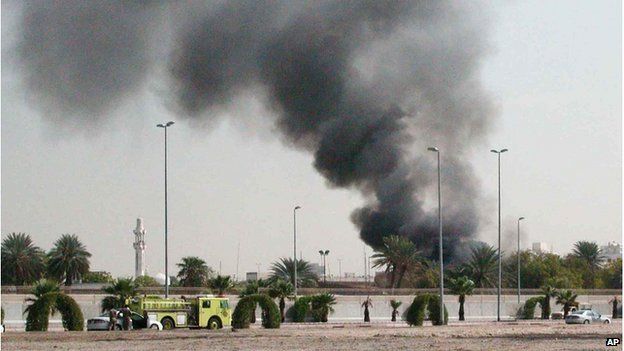 Explosion at US consulate in Jeddah (06/12/04)