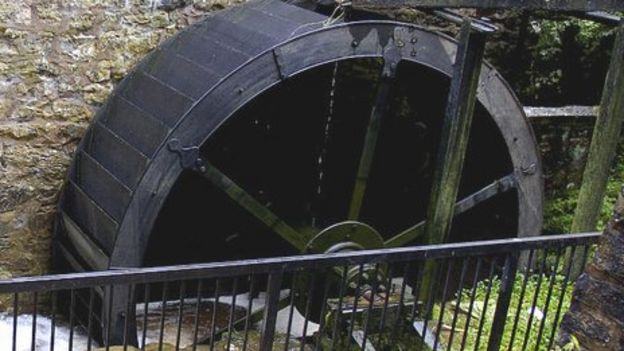 Rare 18th Century two-wheeled waterwheel restored in Somerset - BBC News