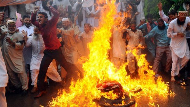 Pakistani Sunni Muslims torch a US flag during a protest against an anti-Islam film in Lahore on 17 September, 2012