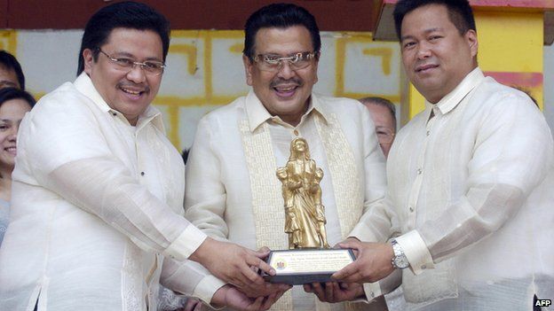 Joseph Estrada (C) receives an award for leadership from his sons in 2007