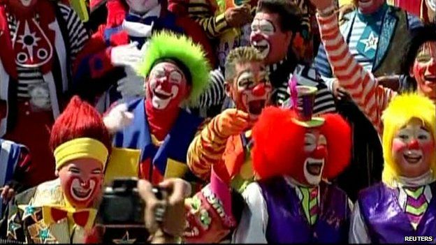 Hundreds of clowns meet for convention in Mexico City - BBC Newsround