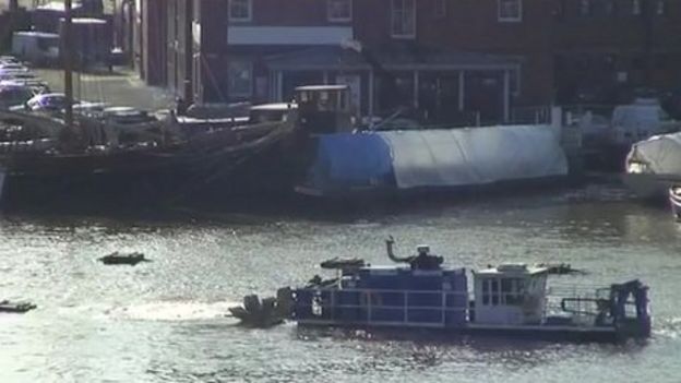 Gloucester docks silt to be sucked up - BBC News