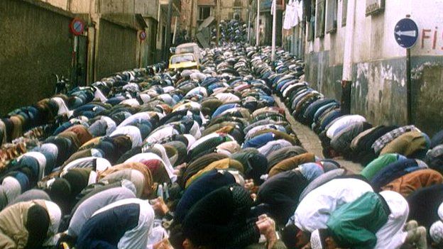 Algerian Islamists pray, 1992