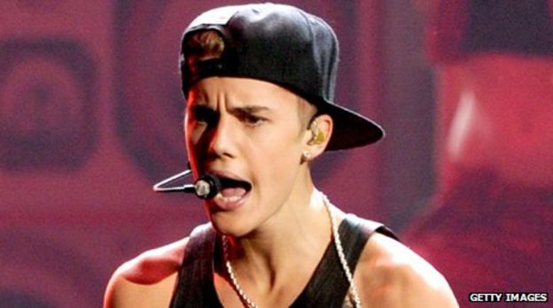 Photographer killed taking Justin Bieber car pictures - BBC News