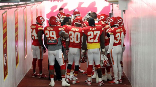 NFL player Husain Abdullah 'gets penalty for praying' - BBC News