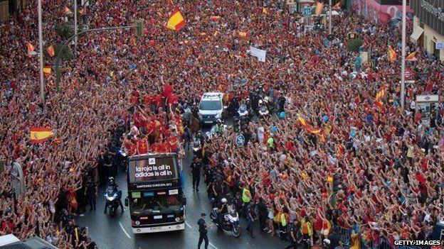 Fans celebrate Euro 2012 title in Madrid