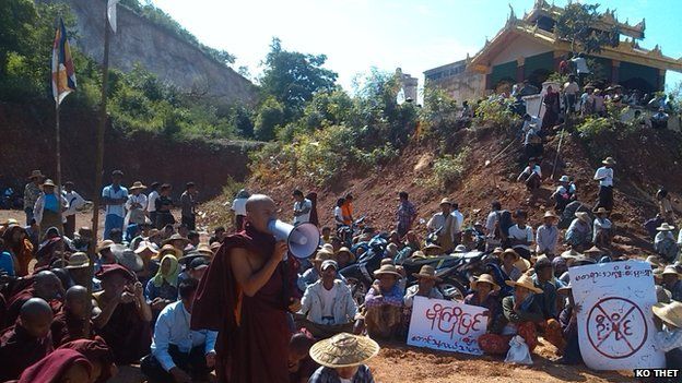 Burmese monks protest over a planned Chinese copper mine