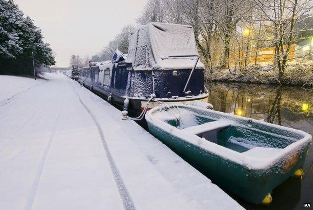 Snow covers canal path in Nottingham