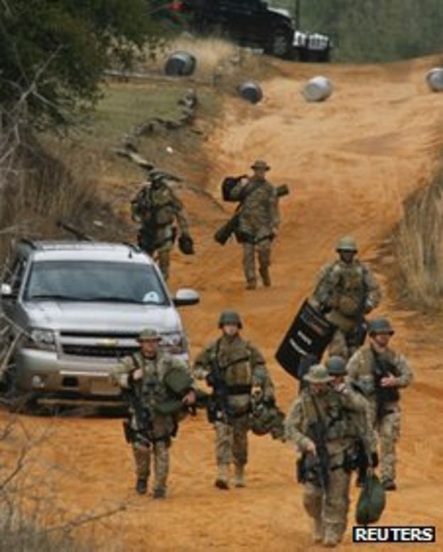 Police step up presence in Alabama hostage standoff - BBC News