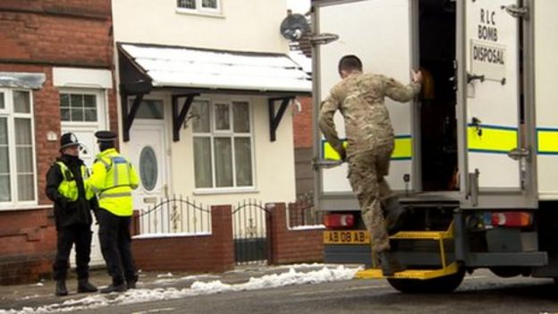 Darlaston homes evacuated after hand grenade find - BBC News