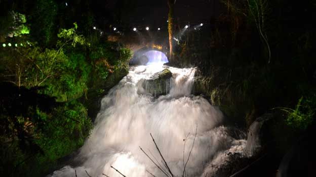 It's electric - Rouken Glen lights up a rainy night - BBC News