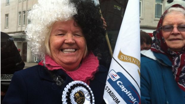 In pictures: Swansea City parade - BBC News