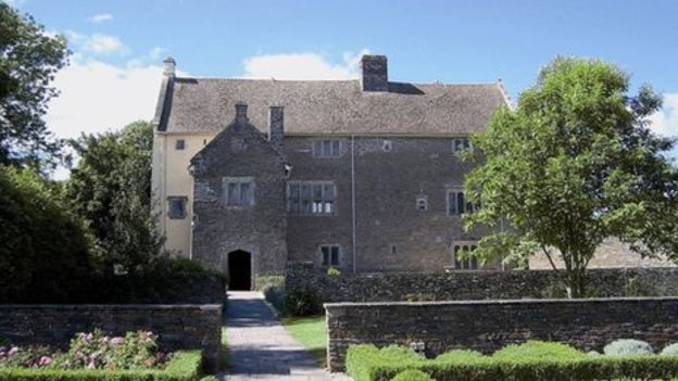 Grant helps restore Llancaiach Fawr Manor's servants quarters - BBC News