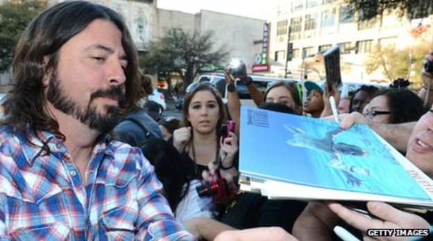 Dave Grohl backs new artists during SXSW keynote speech - BBC News