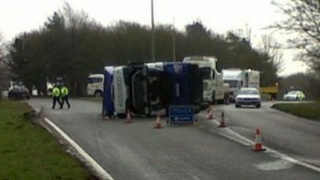 Overturned Fruit Lorry Closes A40 In Oxfordshire - Bbc News