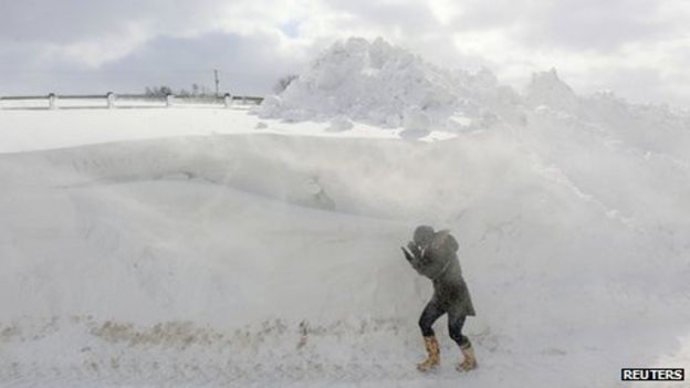 Hundreds still struggling with effects of snow storm - BBC News