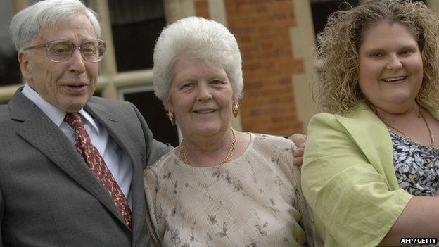 Professor Sir Robert Edwards (L) with Louise Brown (R) and her mother Lesley Brown (middle)