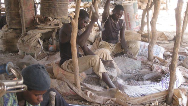 Gold miners smashing rocks in Zamfara