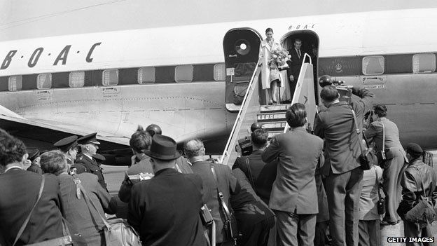 Margot Fonteyn exits BOAC plane on her return from Panama