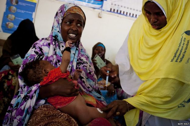 In pictures: Fighting deadly child diseases in Somalia - BBC News