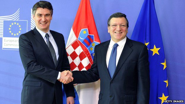 Croatia's Prime Minister Zoran Milanovic, left, and the European Commission President Jose Manuel Barroso