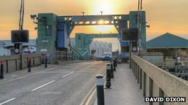 Poole bridge temporarily shut to traffic during repair works - BBC News