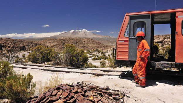A worker stands next to a train on the Arica-La Paz railway (file photo)