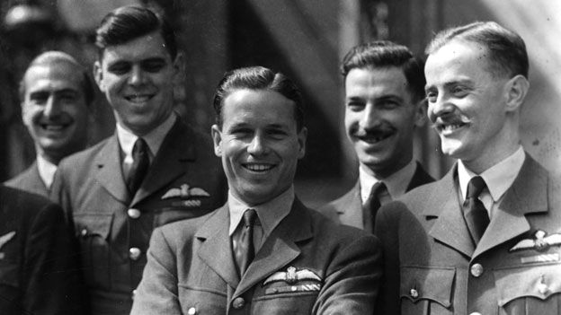 Guy Gibson with the Dambusters crew, 1943