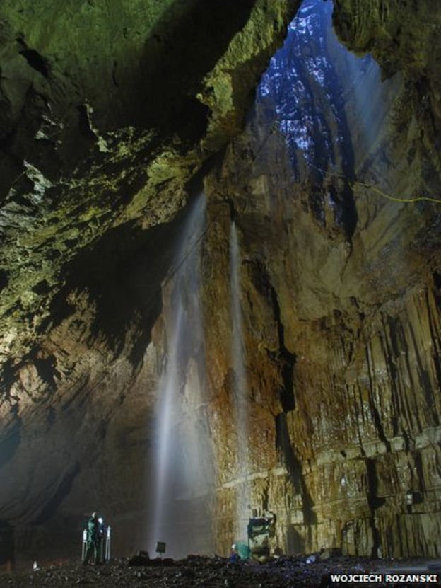 In pictures: Gaping Gill cave system open to public - BBC News