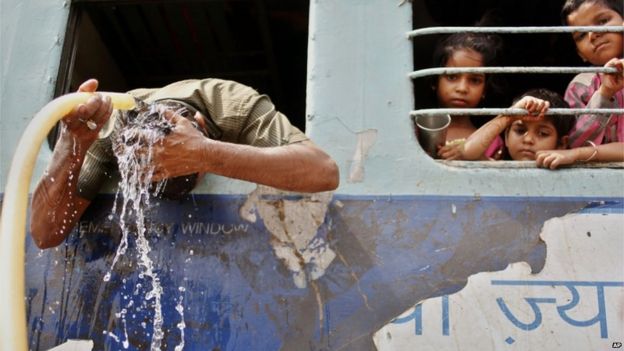 In pictures: Keeping cool in India's heat wave - BBC News