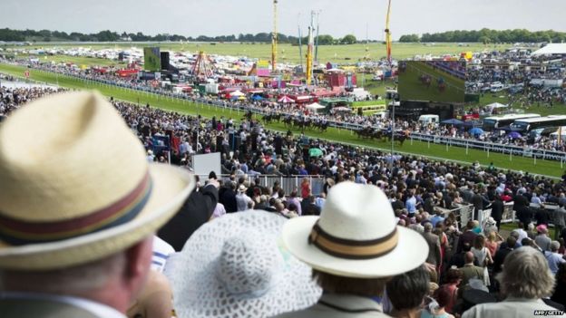 In Pictures: Ladies' Day at Epsom Derby Festival - BBC News