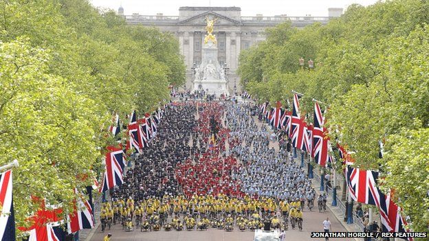 The cyclists stopped on The Mall and formed in the colours of the Help for Heroes medal