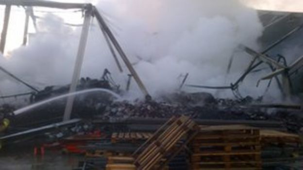 Oxfordshire warehouse fire started in fork lift truck - BBC News