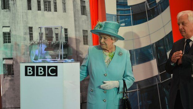 The Queen unveils a plaque