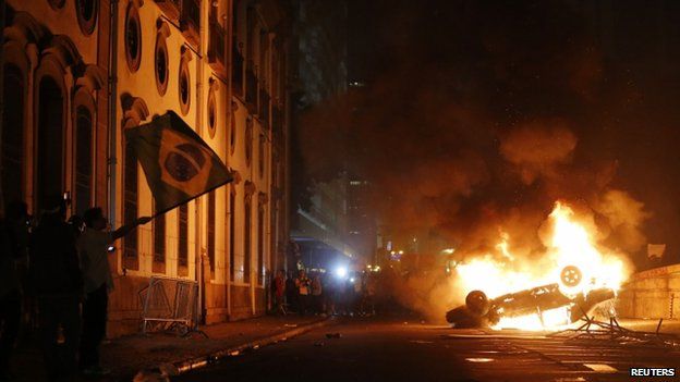 A car burns in Rio de Janeiro (17 June 2013)