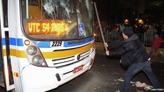 A youth smashed the windscreen on a bus in Porto Alegre on 17 June 2013