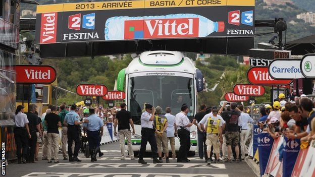 Bus jammed at finish line on first stage of Tour de France