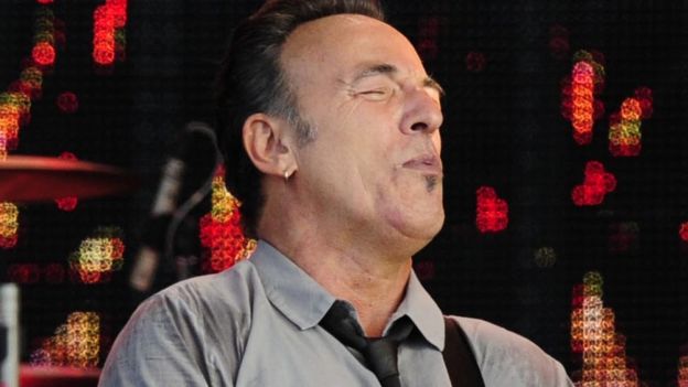 Bruce Springsteen thrills fans during Belfast concert - BBC News