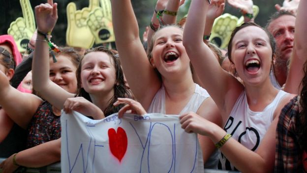 Jersey people turn out in thousands for Big Gig despite rain - BBC News