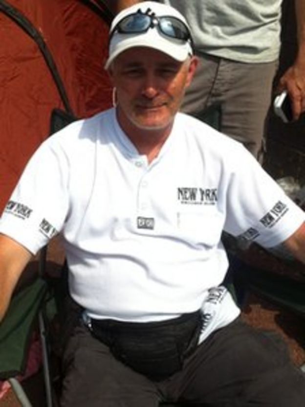 Bruce Springsteen fans queue for days and spend thousands BBC News