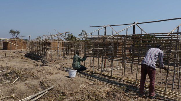 People building wooden shelters in Pweto for those displaced by Mai Mai Katanga
